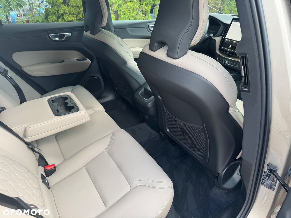 Volvo XC 60 B5 B AWD Plus Black Edition - 38