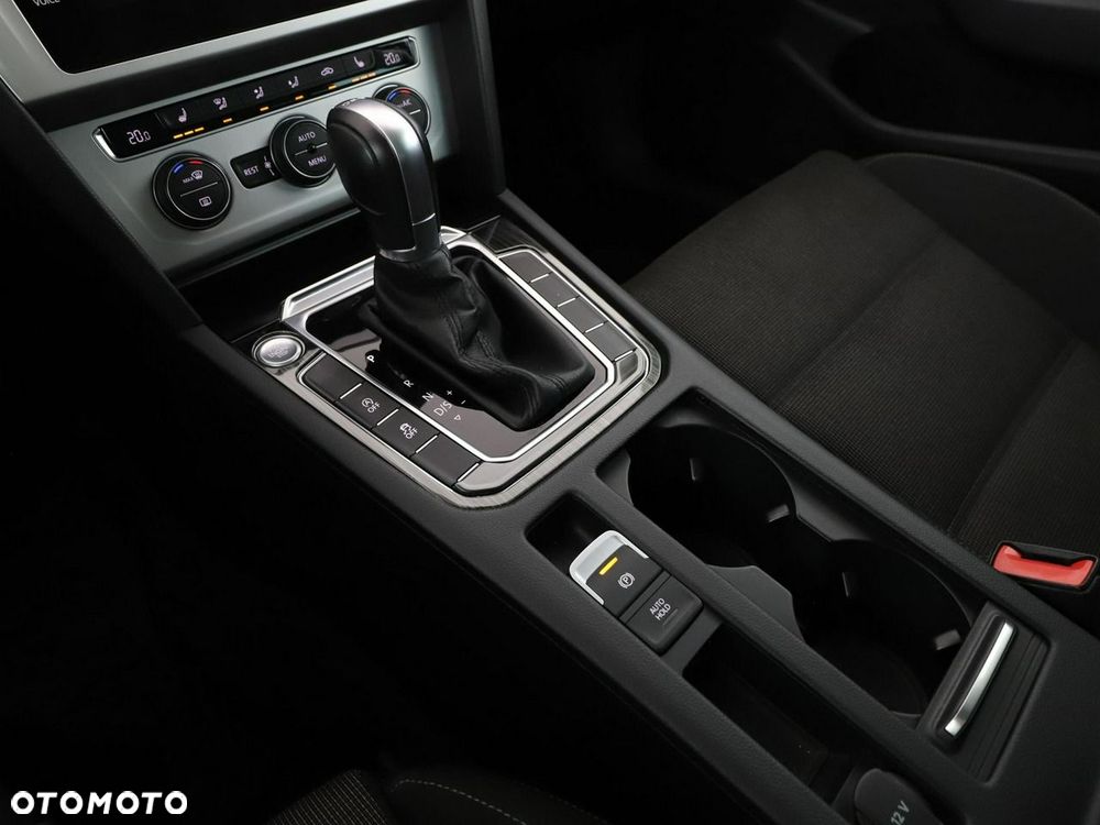 Volkswagen Passat Variant 2.0 TDI SCR DSG (BlueM Tech) Comfortline - 30