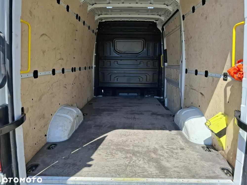 Volkswagen FURGON 3.640 35 100 kW AUTOMAT 1-G - 23
