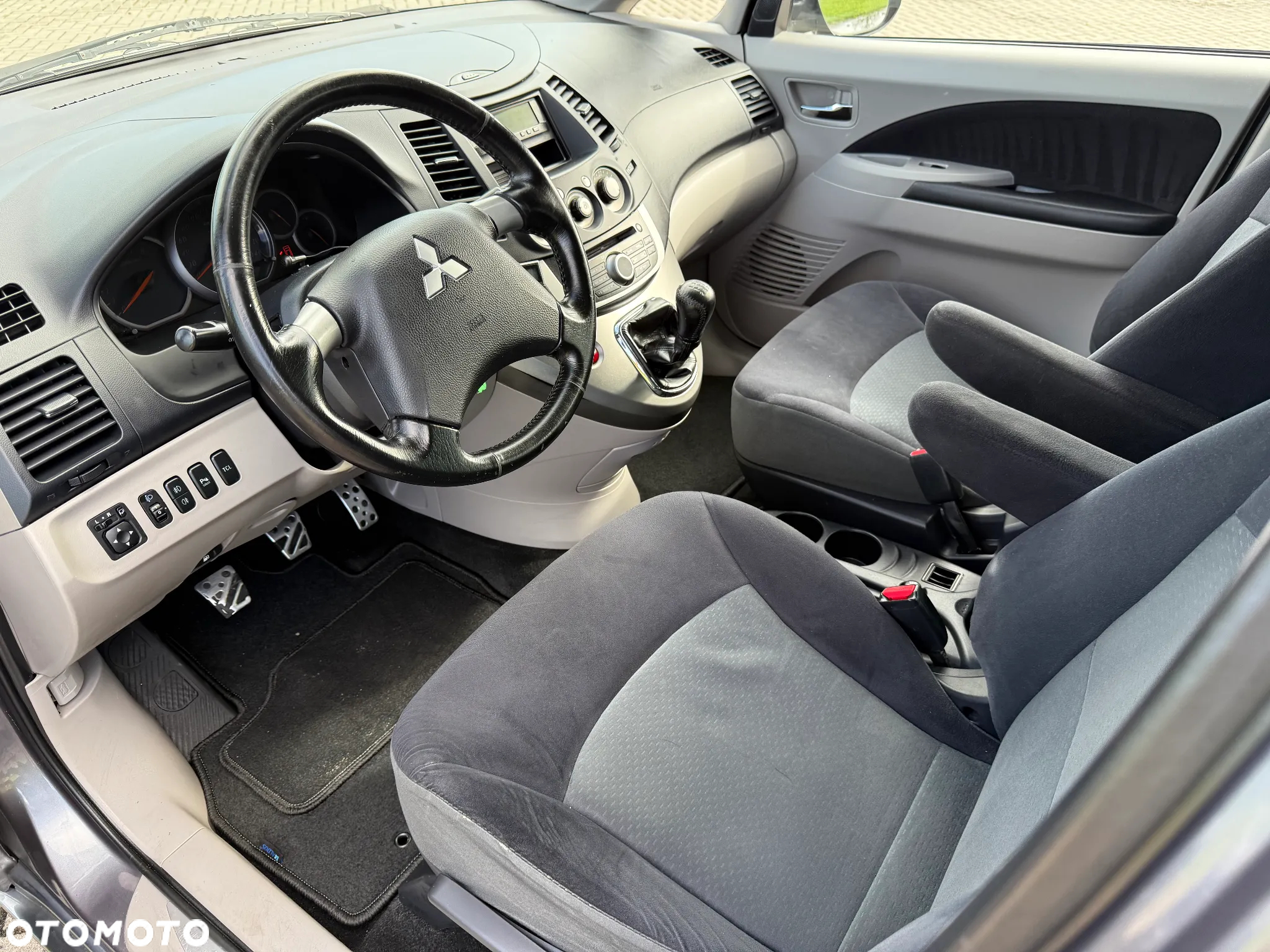 Mitsubishi Grandis - 27