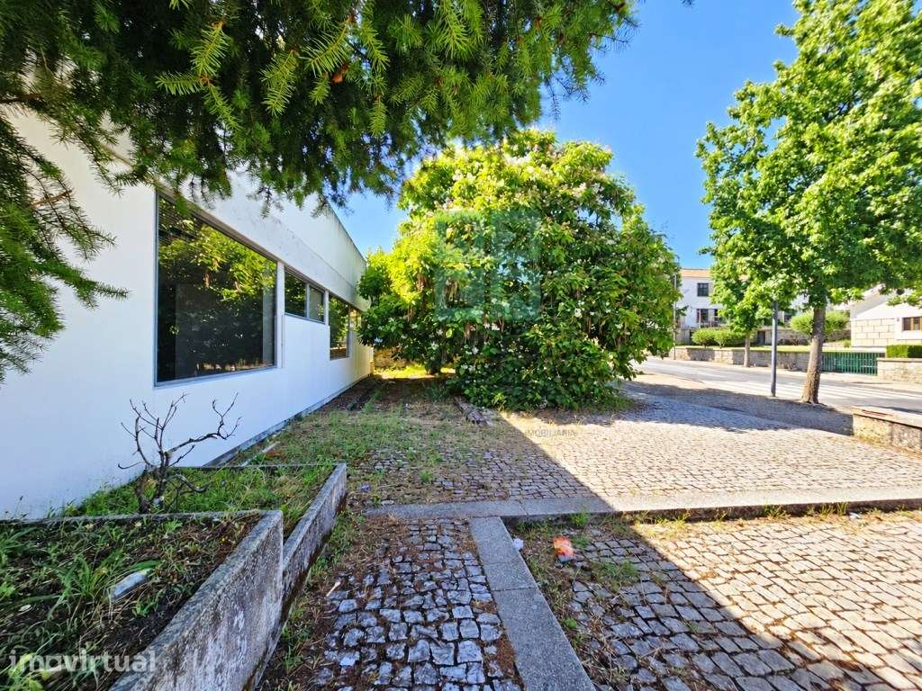 Prédio comercial de serviços, térreo, no centro de Carrazeda de Ans... - Grande imagem: 5/38
