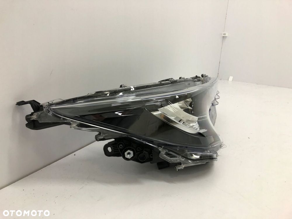 TOYOTA COROLLA E21 19- HB KOMBI LAMPA PRZEDNIA PRAWA FULL LED 81110-02S60 - 2