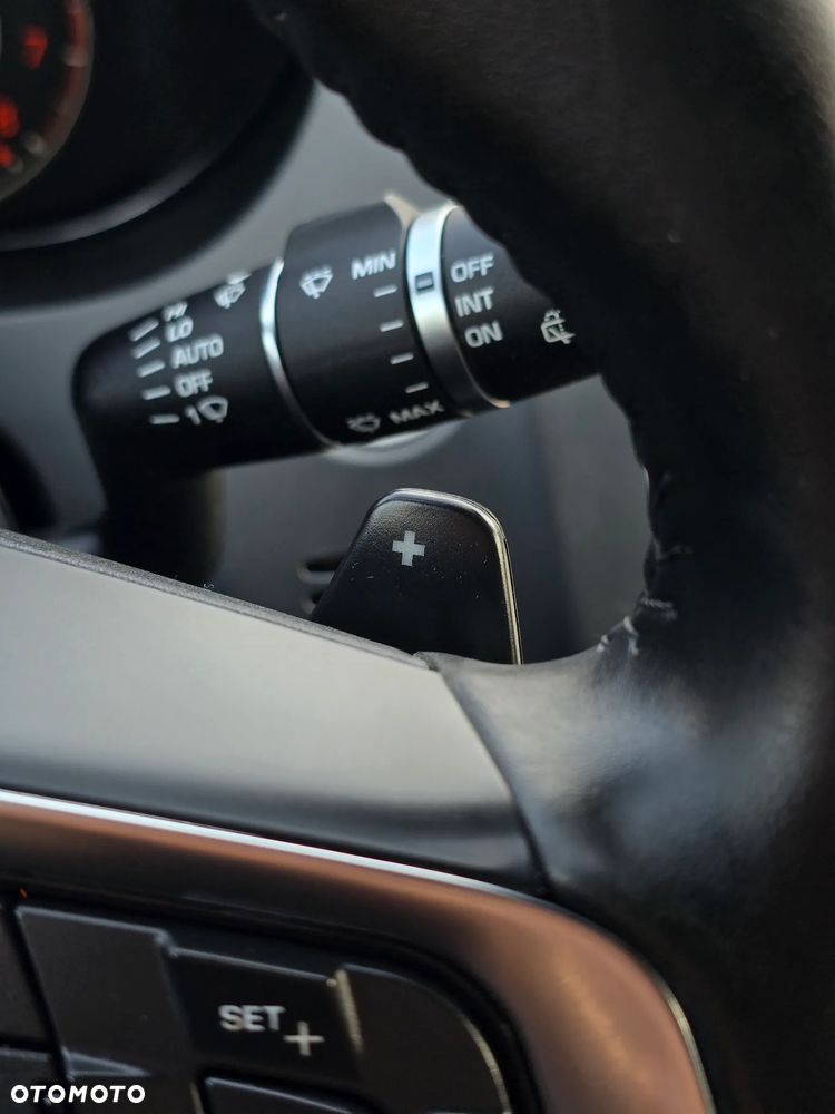 Jaguar E-Pace P200 AWD R-Dynamic - 33