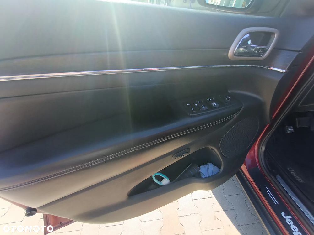 Jeep Grand Cherokee - 12