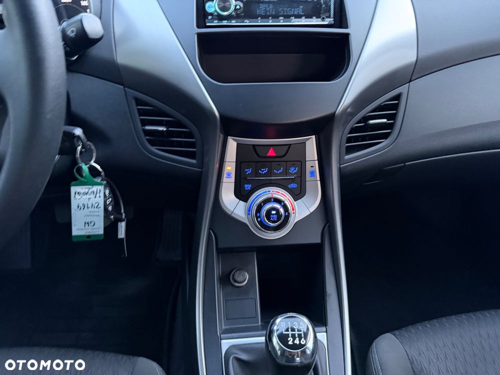 Hyundai Elantra 1.6 Comfort - 11