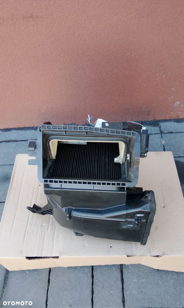 WENTYLATOR NAWIEWU DMUCHAWA silnik OBUDOWA TOYOTA AVENSIS II T25 03-09 - 1