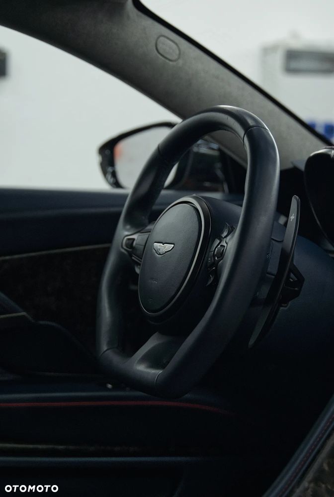 Aston Martin DBS Superleggera - 12
