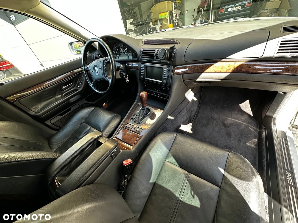 BMW Seria 7 740i V8 - 28