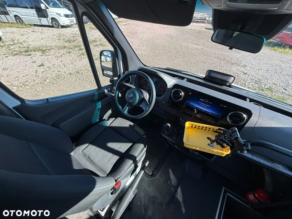 Mercedes-Benz Sprinter 517 - 24