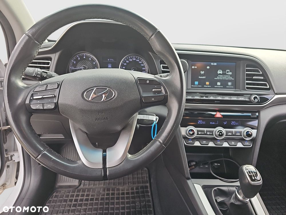Hyundai Elantra 1.6 Comfort - 11