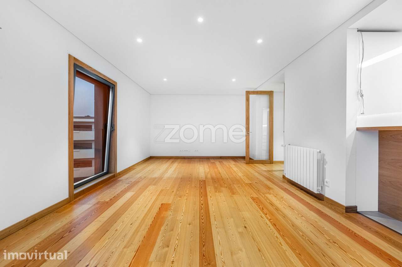 Apartamento T2 com Varanda e Lugar de Garagem - Grande imagem: 3/21