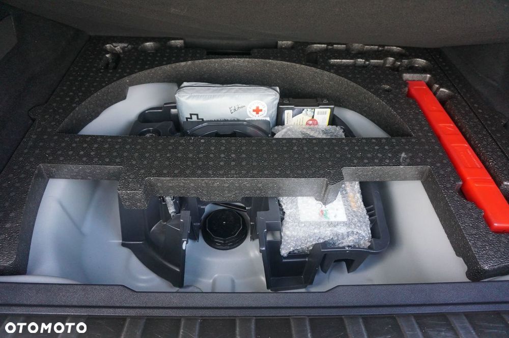 Peugeot 2008 1.6 BlueHDi Allure S&S - 27