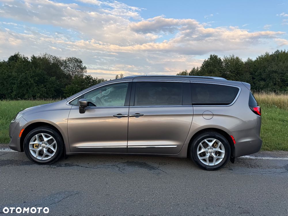 Chrysler Pacifica - 2