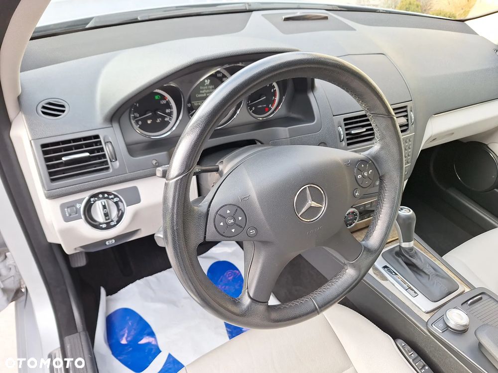 Mercedes-Benz Klasa C 250 CGI BlueEff Elegance - 23