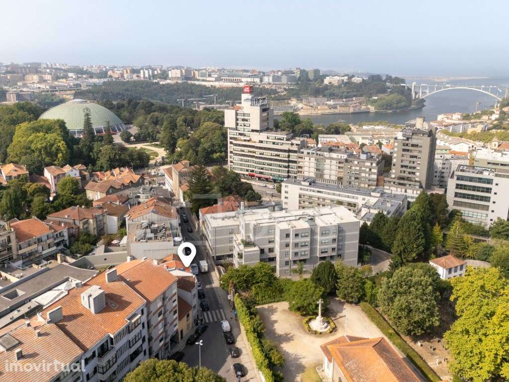 Moradia T4 com garagem situada na Miguel Bombarda, Porto - Grande imagem: 2/37