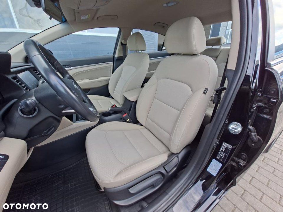 Hyundai Elantra - 11