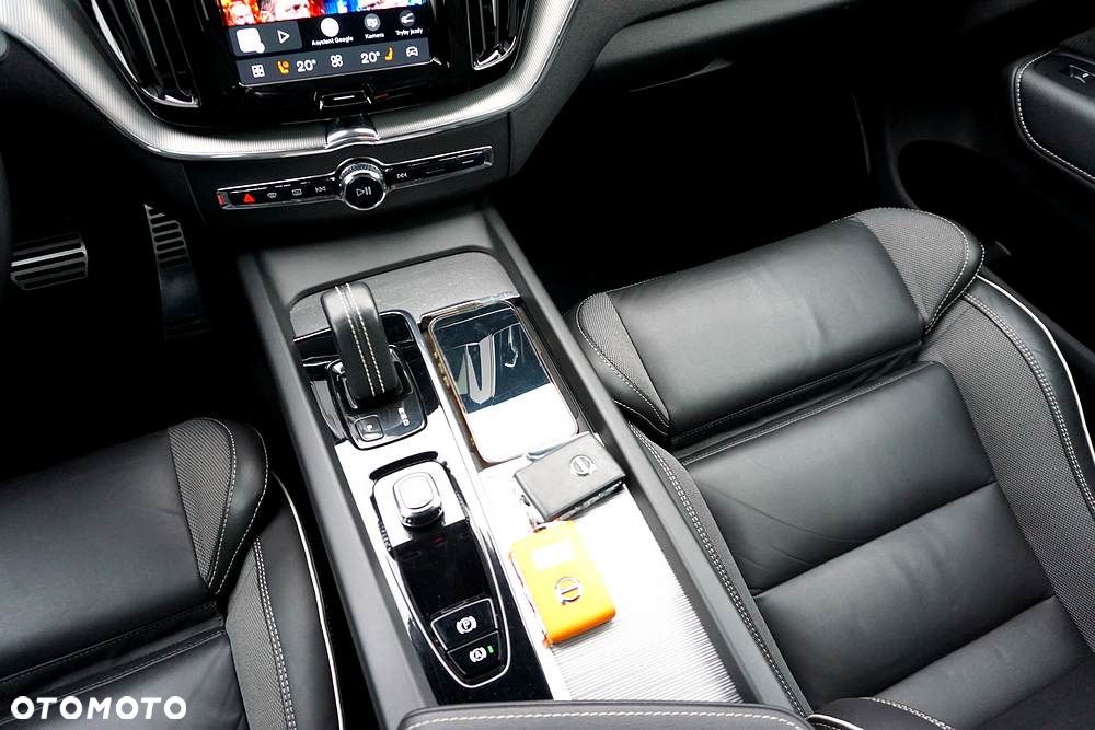 Volvo XC 60 B4 D Plus Dark - 34