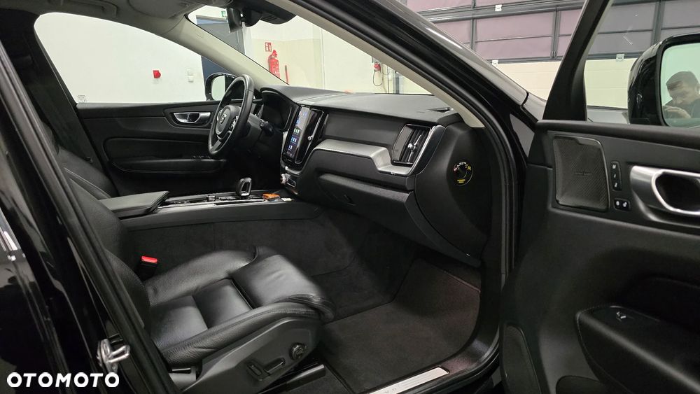Volvo XC 60 B4 D Plus Dark - 34