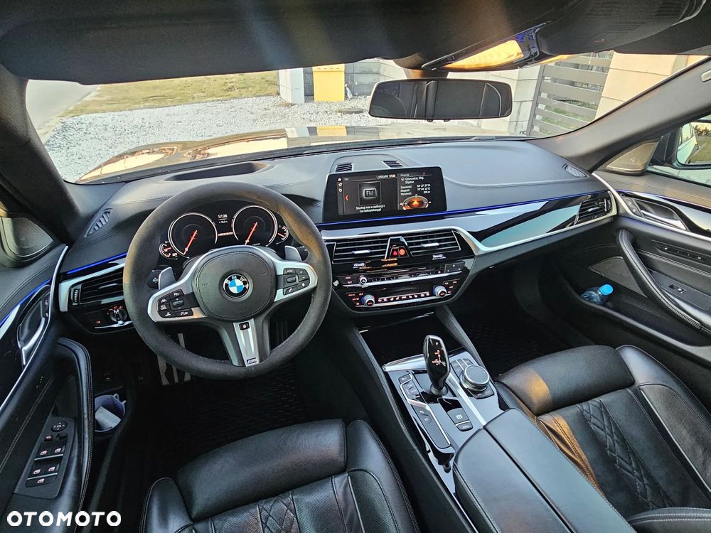 BMW Seria 5 M550i xDrive sport - 14