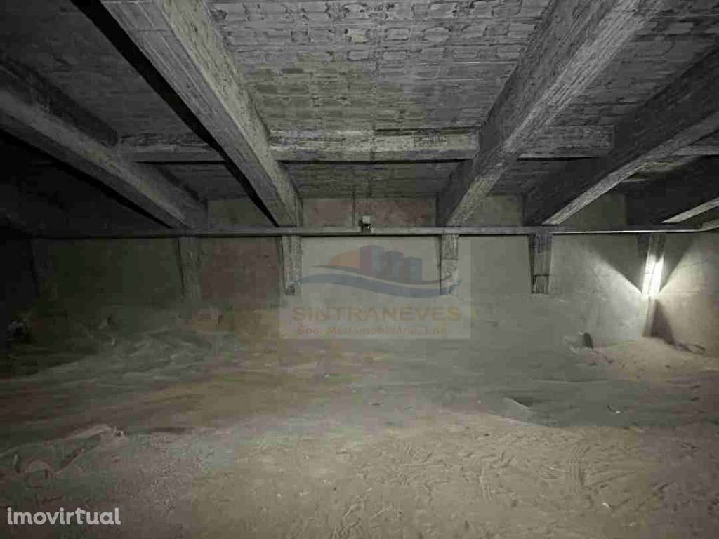 Garagem Estilo Bunker no Centro da Parede - Grande imagem: 2/8