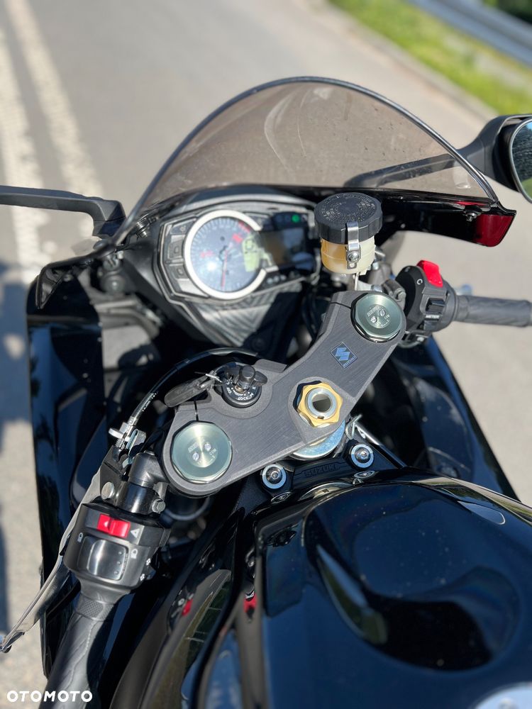 Suzuki GSR - 6
