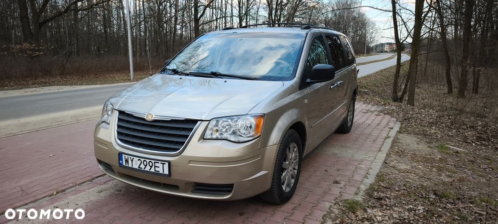 Chrysler Town & Country - 3
