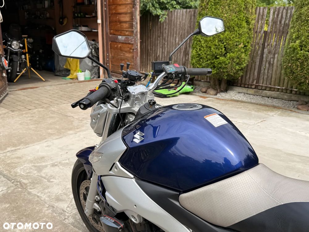 Suzuki GSR - 8