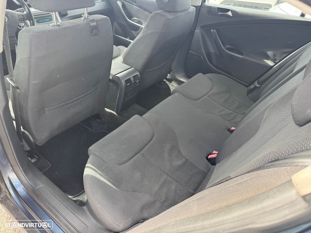 VW Passat 2.0 TDI Confortline - 9