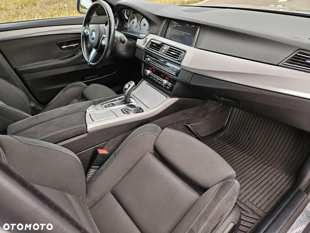 BMW Seria 5 525d xDrive - 13