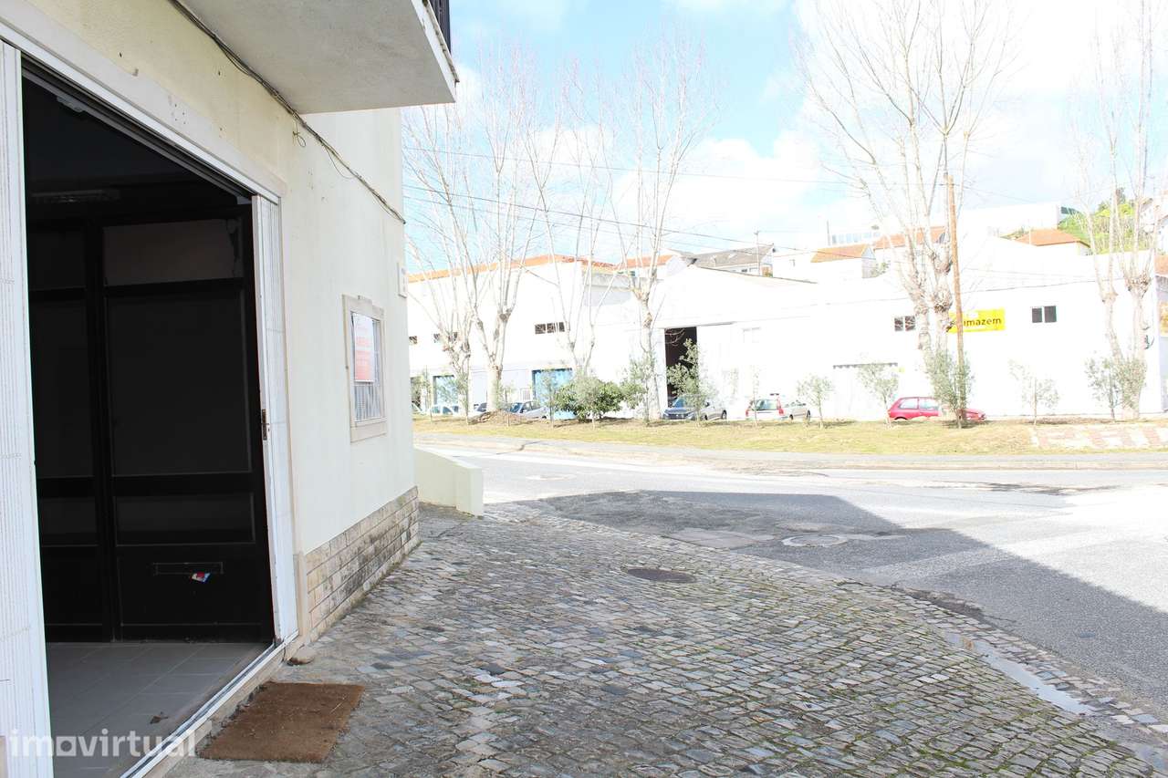 Espaço comercial em Paúl com 134m² + 38m² de estacionamento - Grande imagem: 4/23