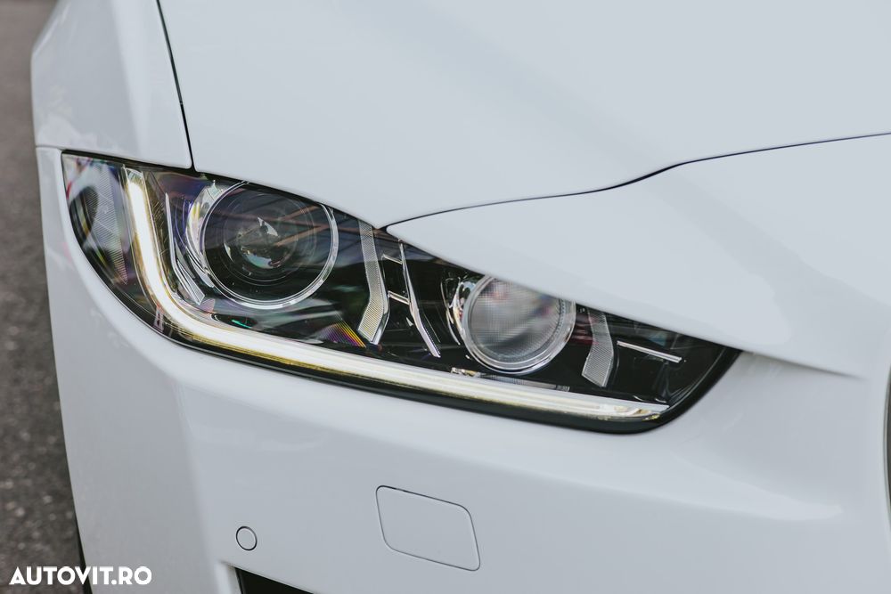 Jaguar XE 2.0 Pure - 4