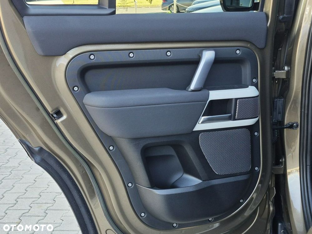 Land Rover Defender - 25