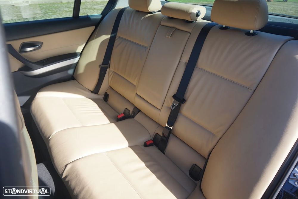 BMW 318 d Line Luxury - 24