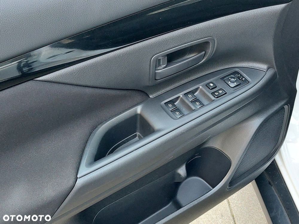 Mitsubishi Outlander 2.0 Invite + 2WD - 21