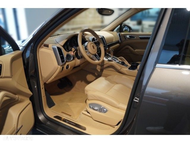 Porsche Cayenne 3.0 L - 7