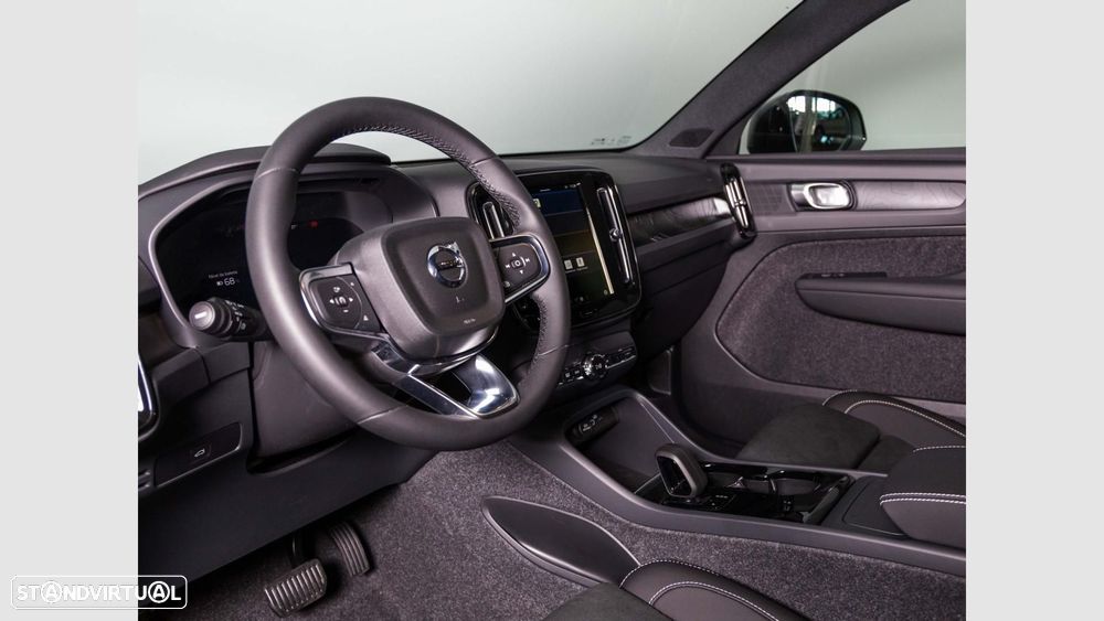 Volvo EX40 82 kWh Single Motor Extended Range Black Edition - 10