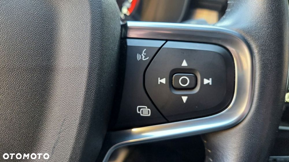 Volvo XC 40 T3 Geartronic Momentum Pro - 32