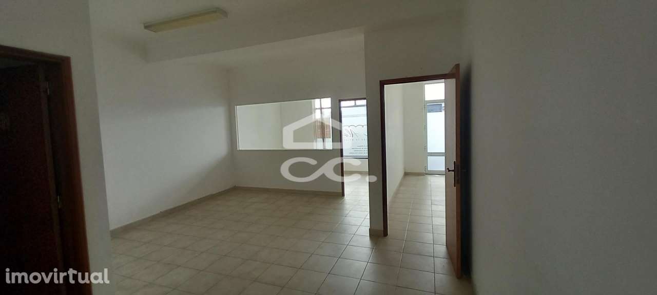 Loja para arrendar com 3 divisões e grande montra - Grande imagem: 3/22