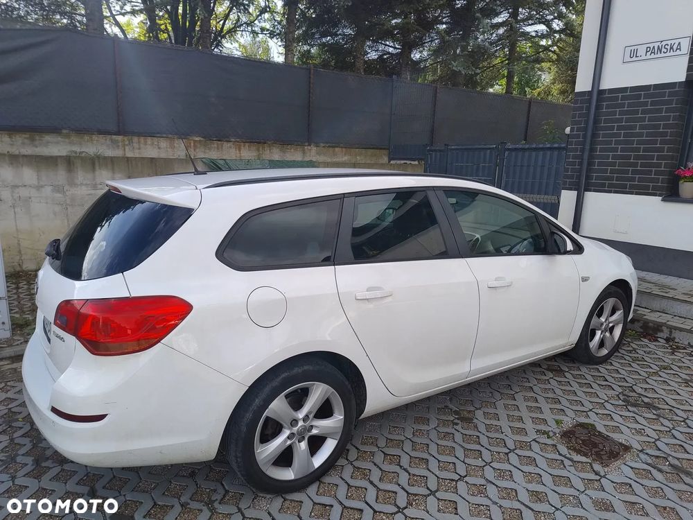 Opel Astra 2010 photo 3