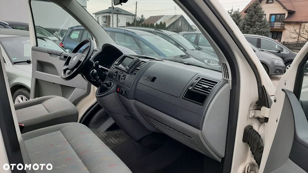 Volkswagen Caravelle - 10