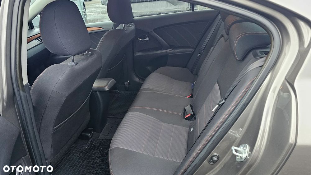 Toyota Avensis 1.8 Premium - 18