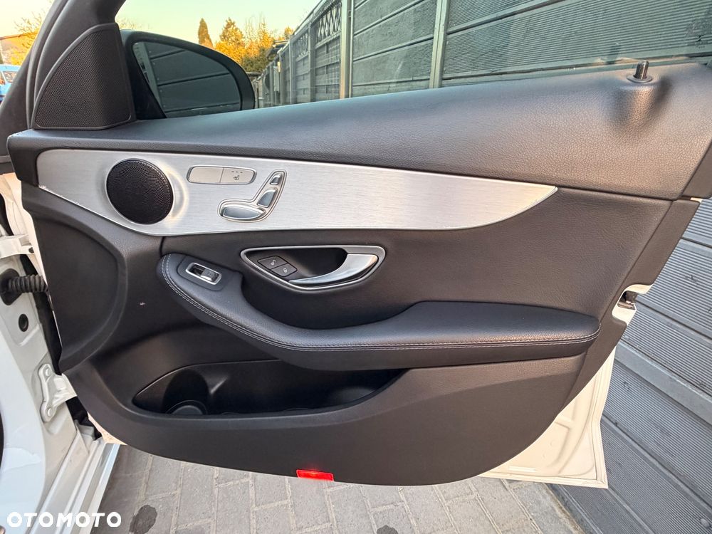 Mercedes-Benz Klasa C 300 9G-TRONIC AMG Line - 20