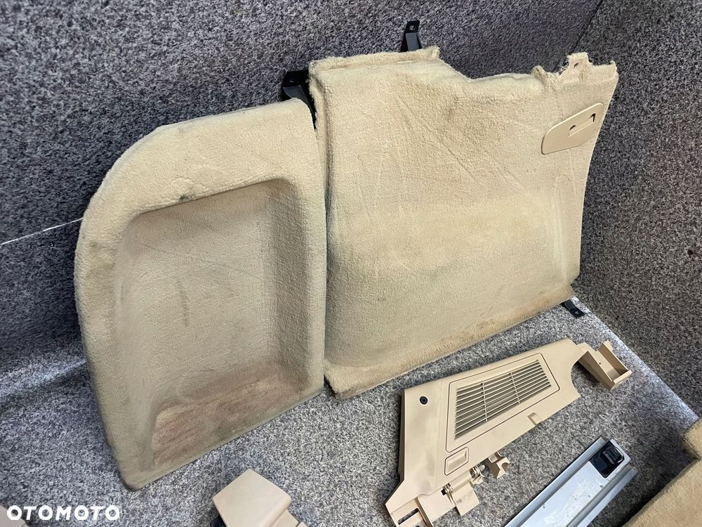 Wnetrze bagaznika tapicerka boczki podloga prog szyny BMW X3 E83 bezowe KPL - 8