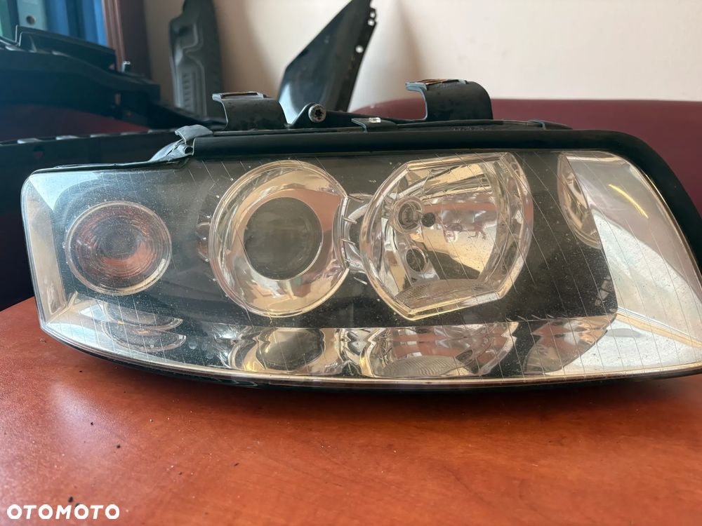 REFLEKTOR PRAWY PRZÓD AUDI A4 B6 8E0941004F - 1