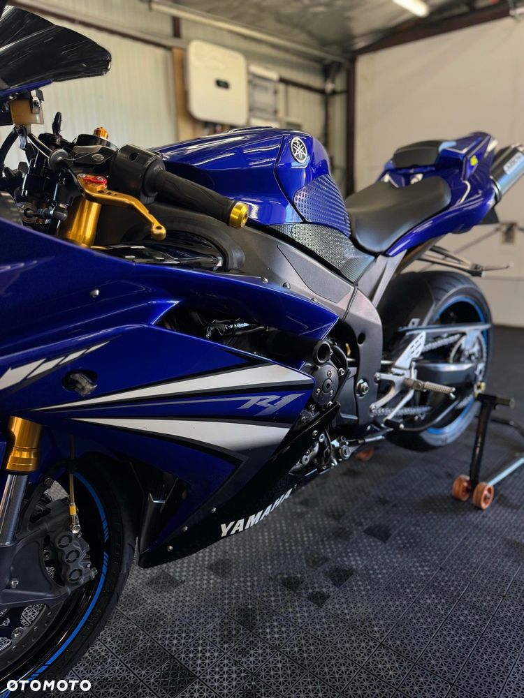 Yamaha R1 - 4