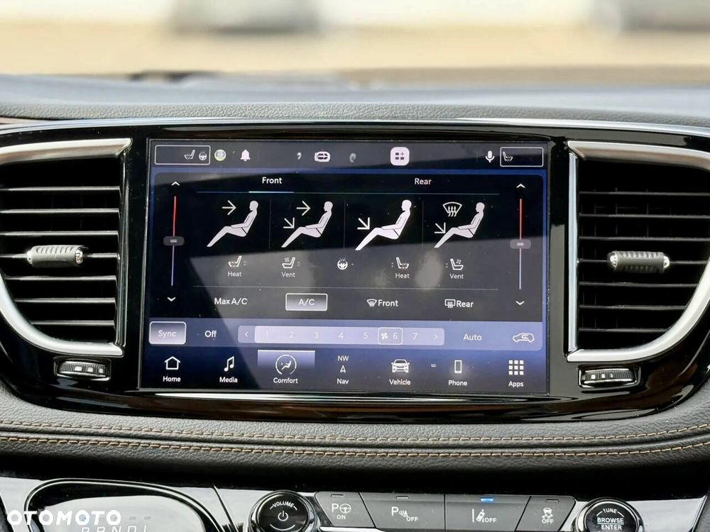 Chrysler Pacifica - 11