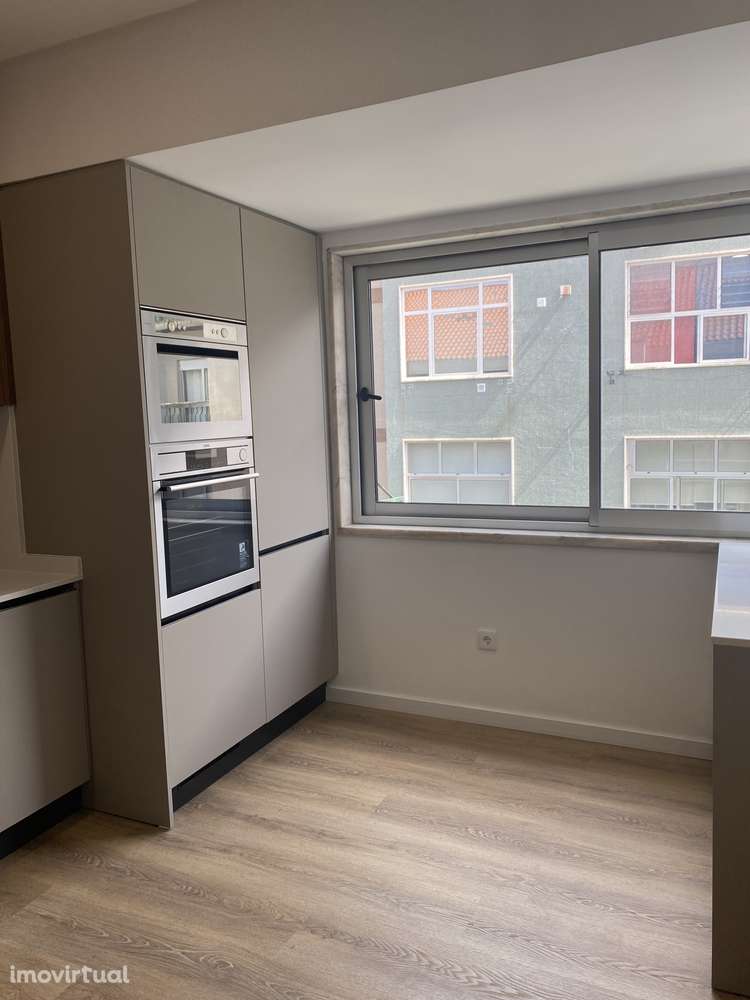 T4 Novo com garagem, varanda e ar condicionado - Grande imagem: 4/35