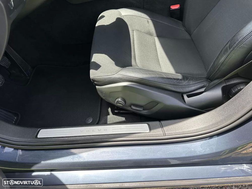 Volvo V60 2.0 D3 Momentum Plus - 41