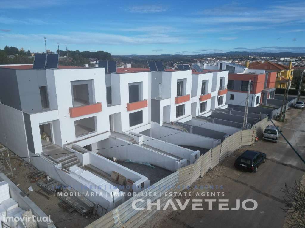 Moradia T4 de arquitectura moderna junto à cidade de Tomar. Ultimas... - Grande imagem: 2/18