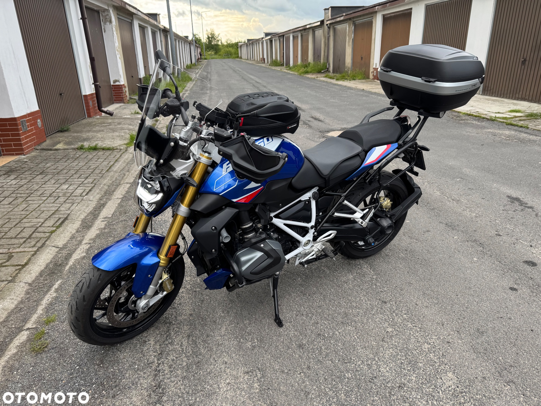 BMW R - 8